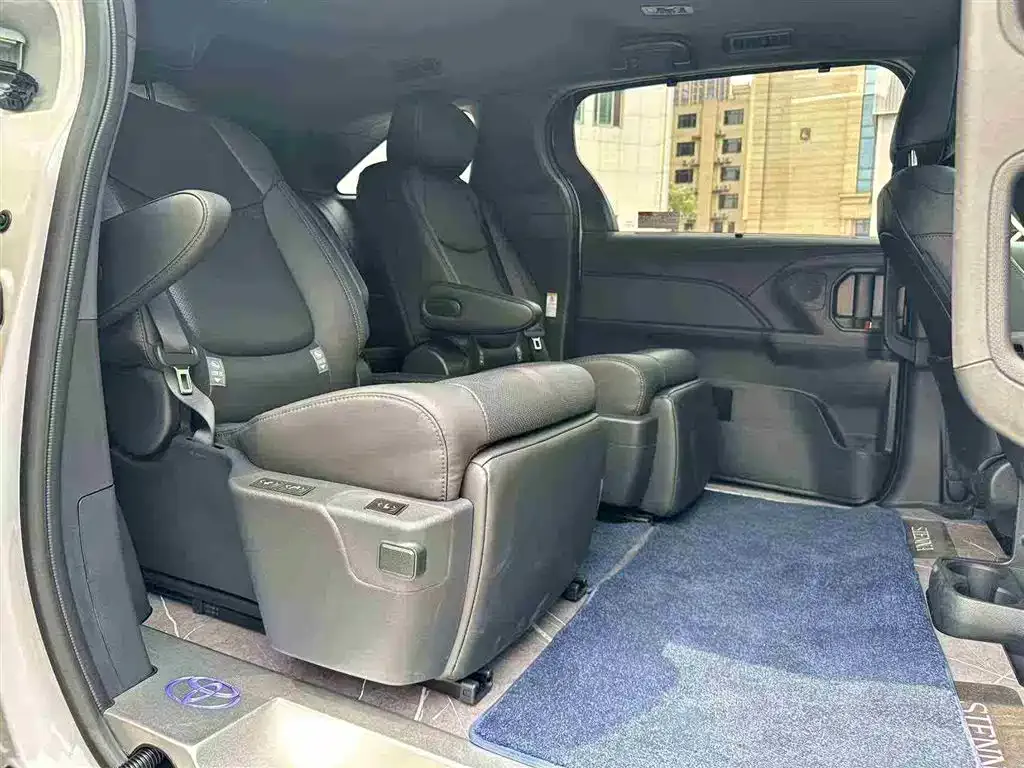 Toyota Sienna — фото 10