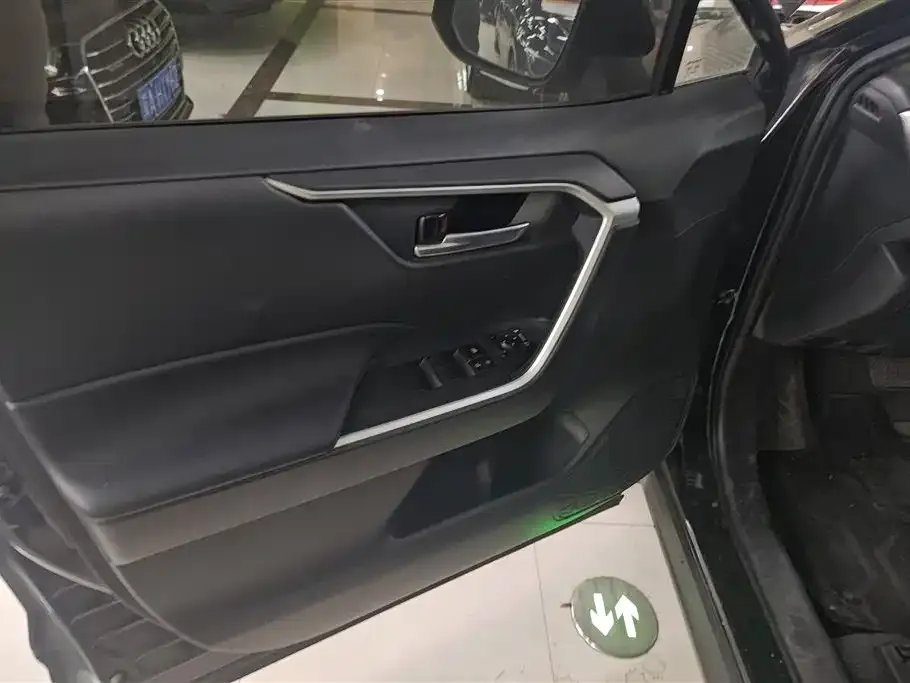 Toyota RAV4 — фото 10