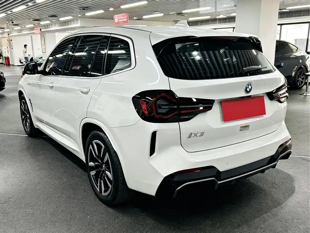 BMW iX3 — фото 9