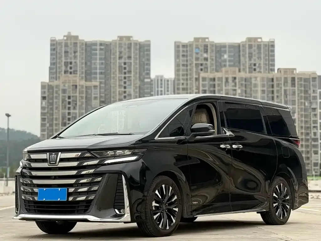 Toyota Vellfire — фото 1