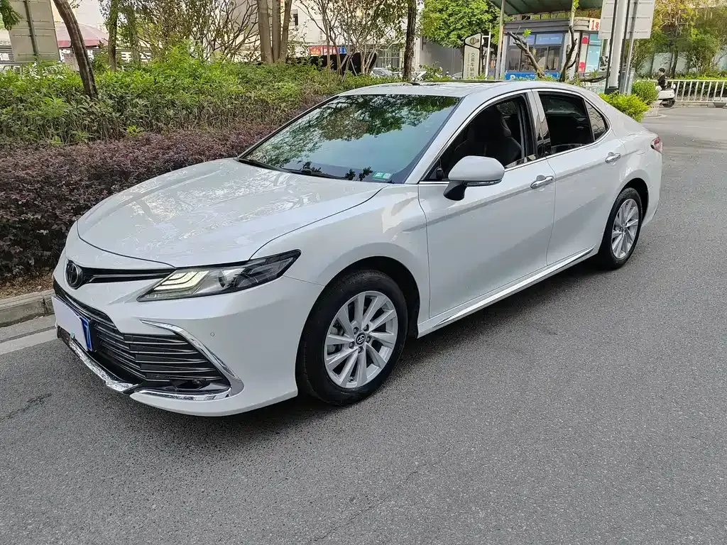 Toyota Camry — фото 1