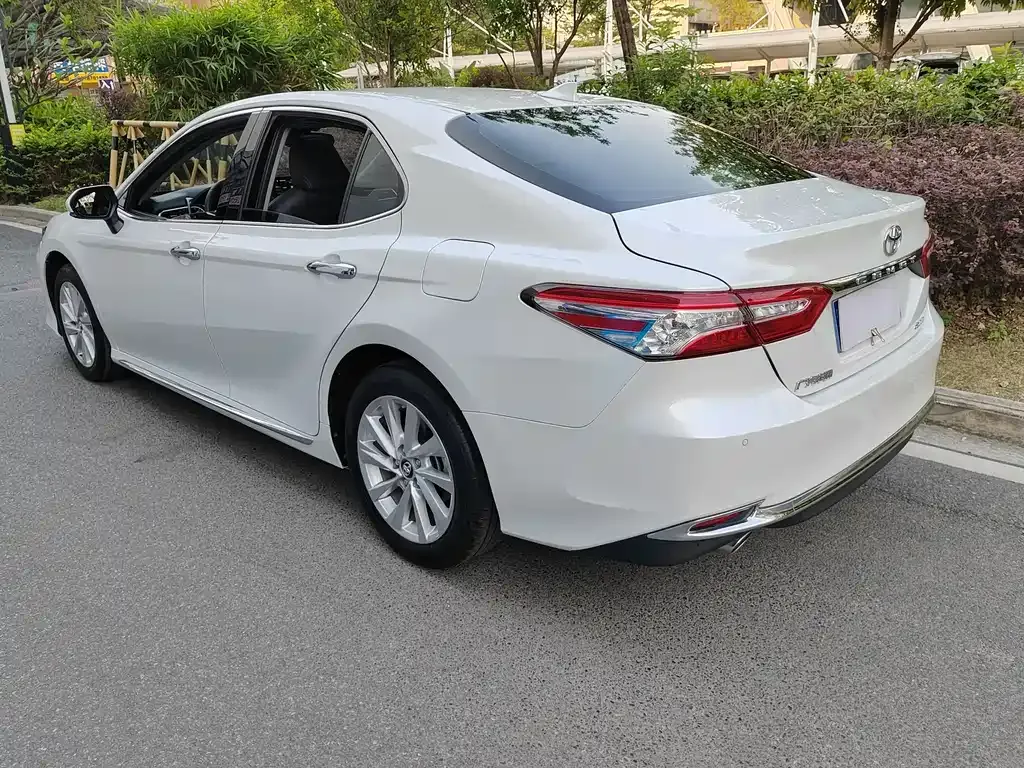 Toyota Camry — фото 9