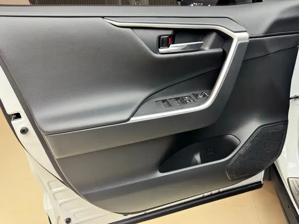 Toyota RAV4 — фото 6