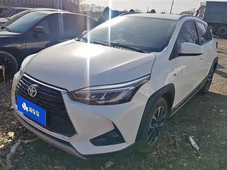 Toyota Yaris L — фото 1