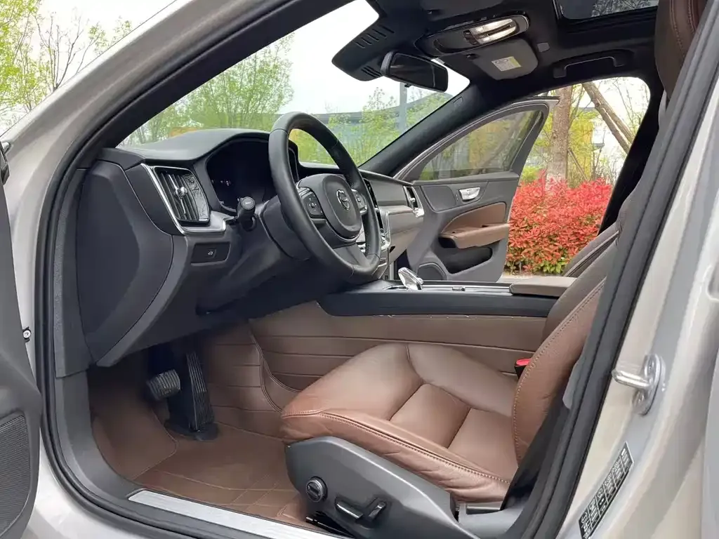 Volvo S60 2023 из CN, фото 4