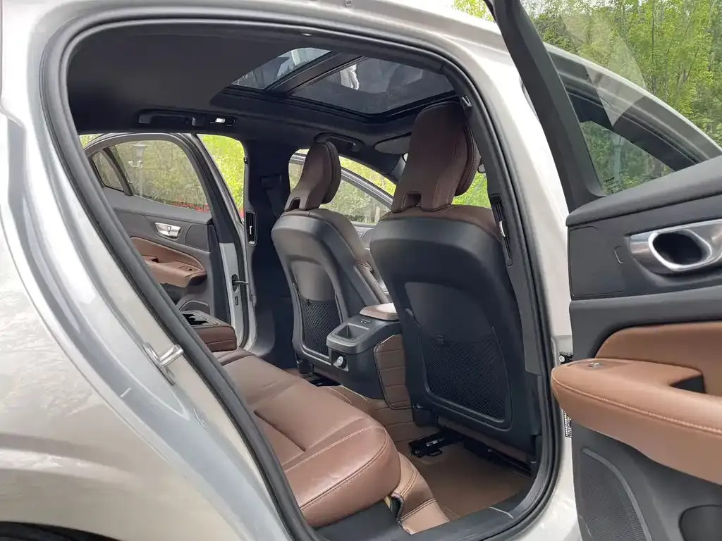 Volvo S60 2023 из CN, фото 3