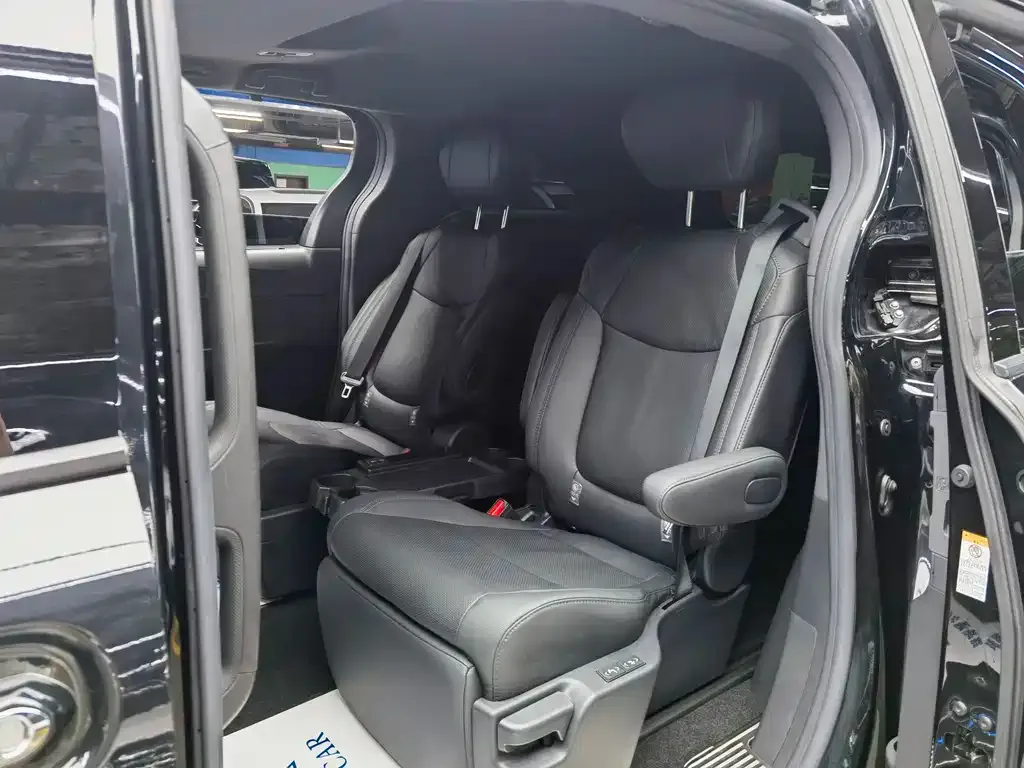 Toyota Sienna — фото 5