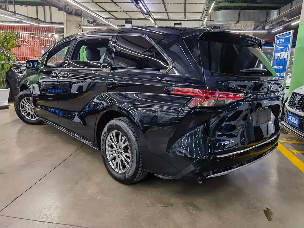 Toyota Sienna — фото 3