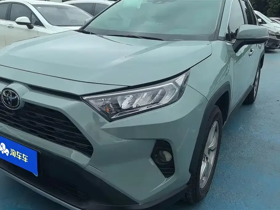 Toyota RAV4 — фото 1