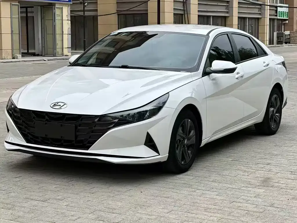 Hyundai Elantra — фото 1