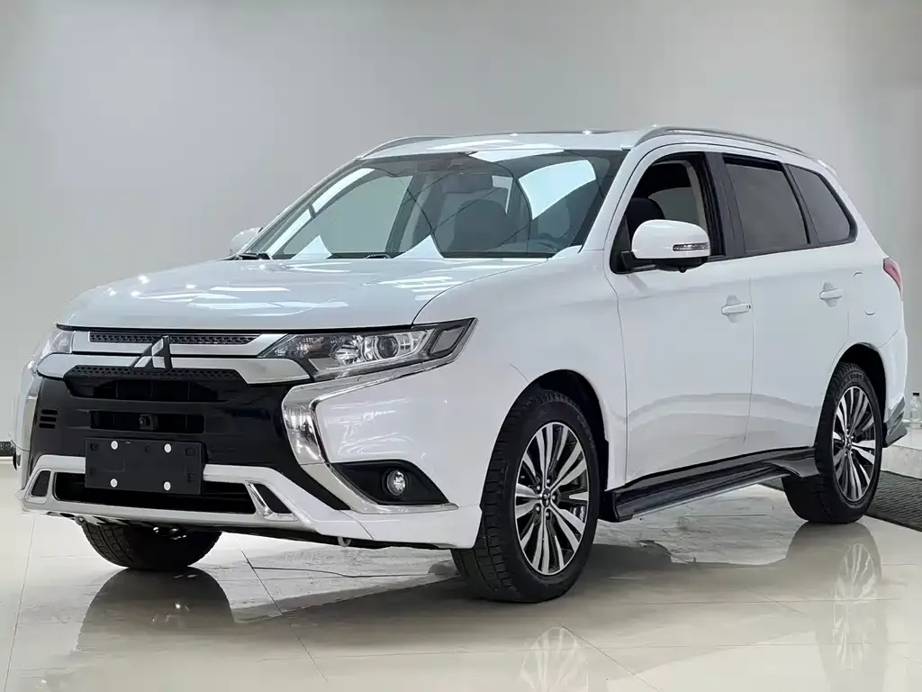 Mitsubishi Outlander — фото 1