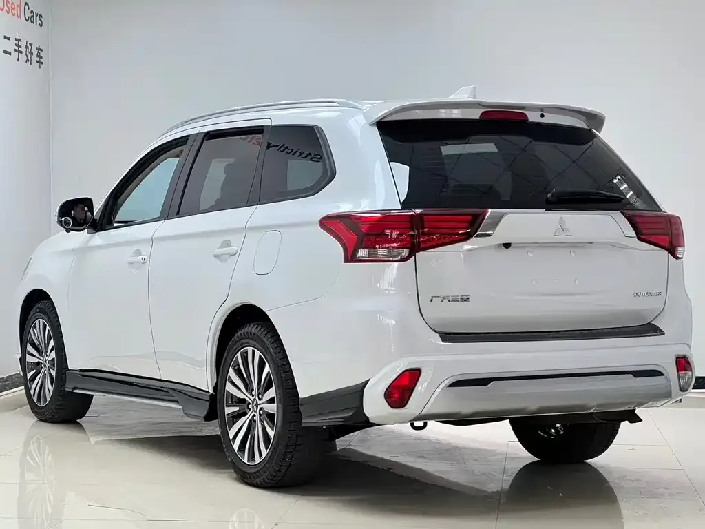Mitsubishi Outlander — фото 7