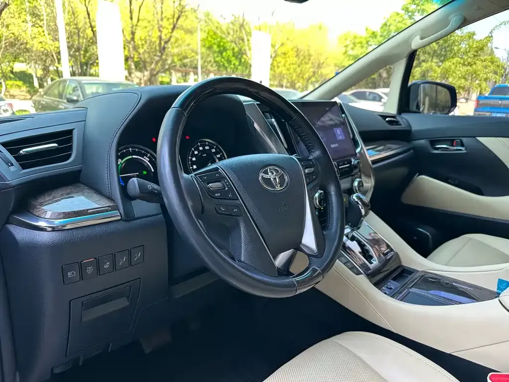 Toyota Vellfire — фото 5