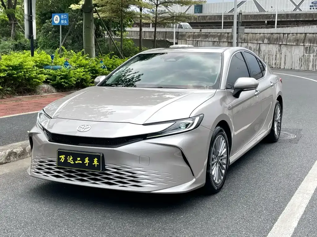 Toyota Camry — фото 1