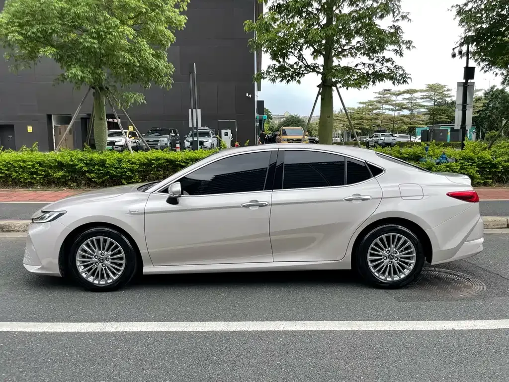 Toyota Camry — фото 10
