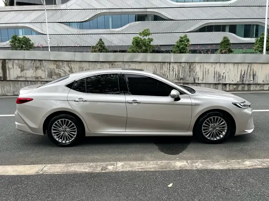 Toyota Camry — фото 9