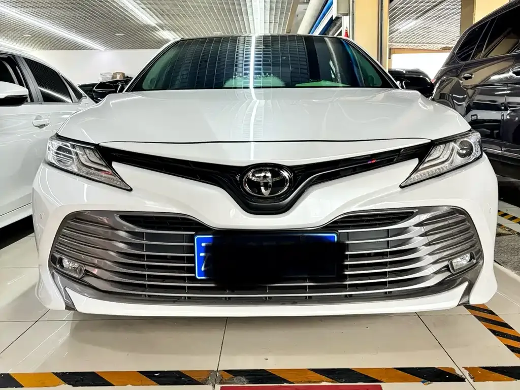Toyota Camry — фото 2