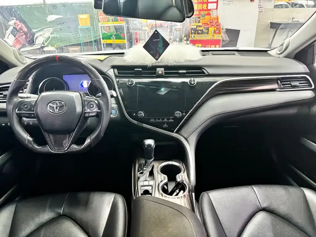 Toyota Camry — фото 9