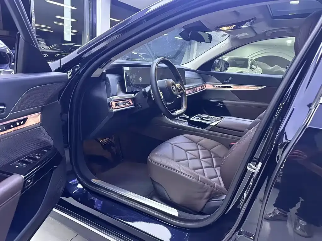 BMW 7 Series 2023 из CN, фото 2