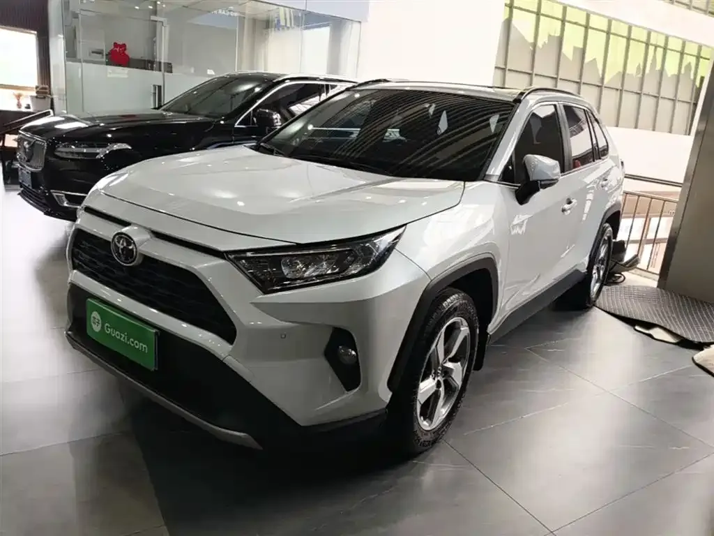 Toyota RAV4 — фото 1