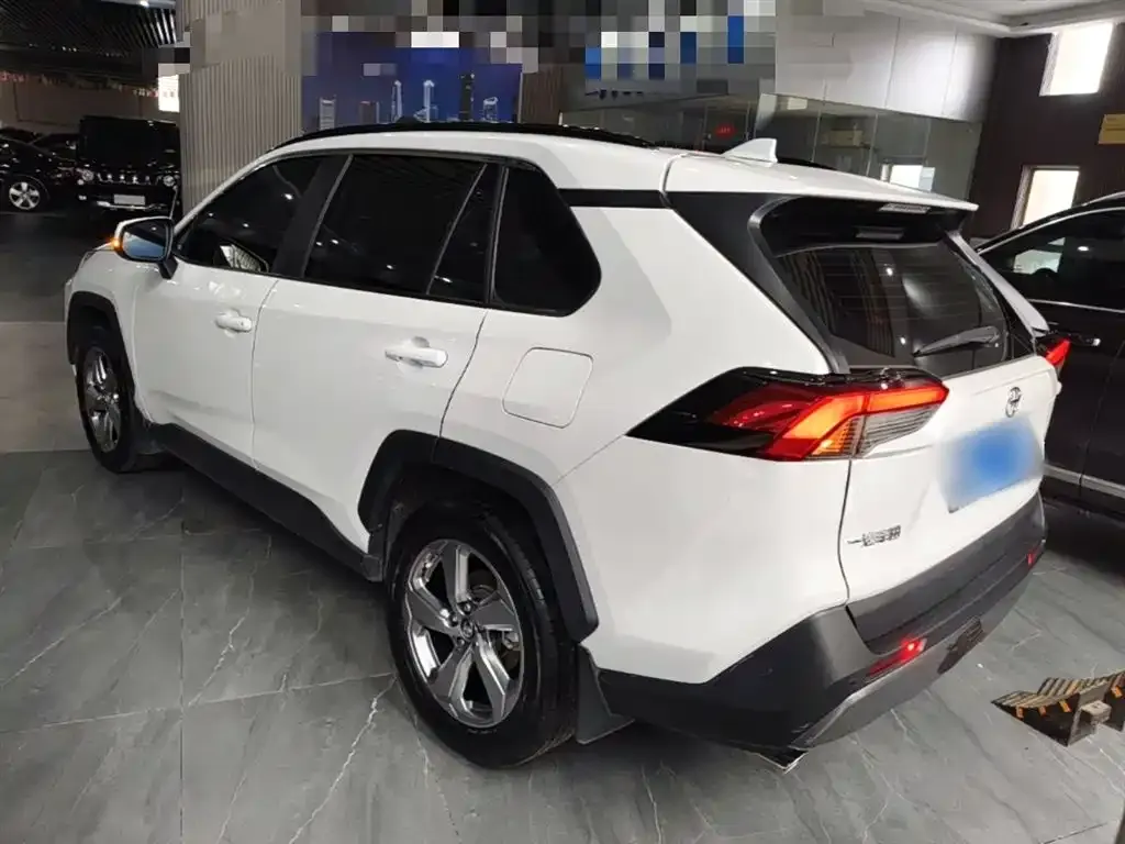 Toyota RAV4 — фото 5
