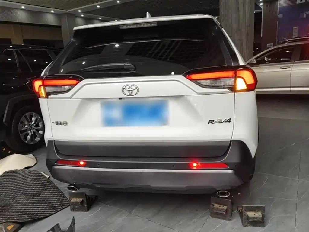 Toyota RAV4 — фото 8