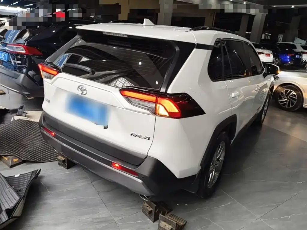Toyota RAV4 — фото 3