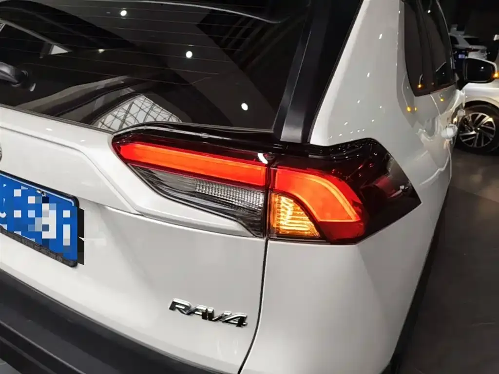 Toyota RAV4 — фото 2