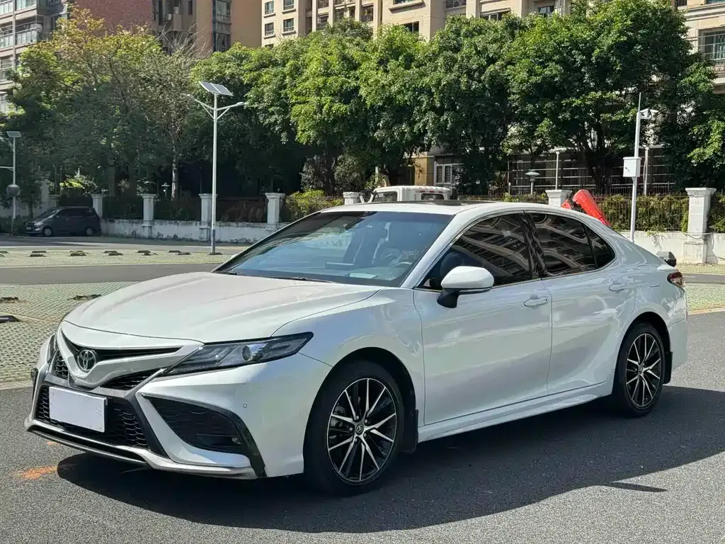 Toyota Camry — фото 1