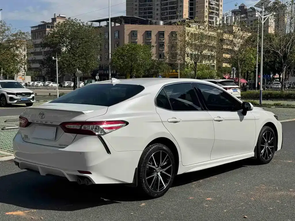 Toyota Camry — фото 10