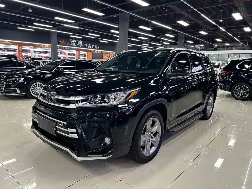 Toyota Highlander — фото 1