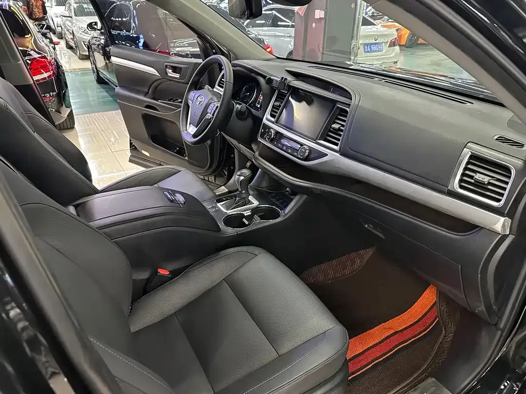 Toyota Highlander — фото 10
