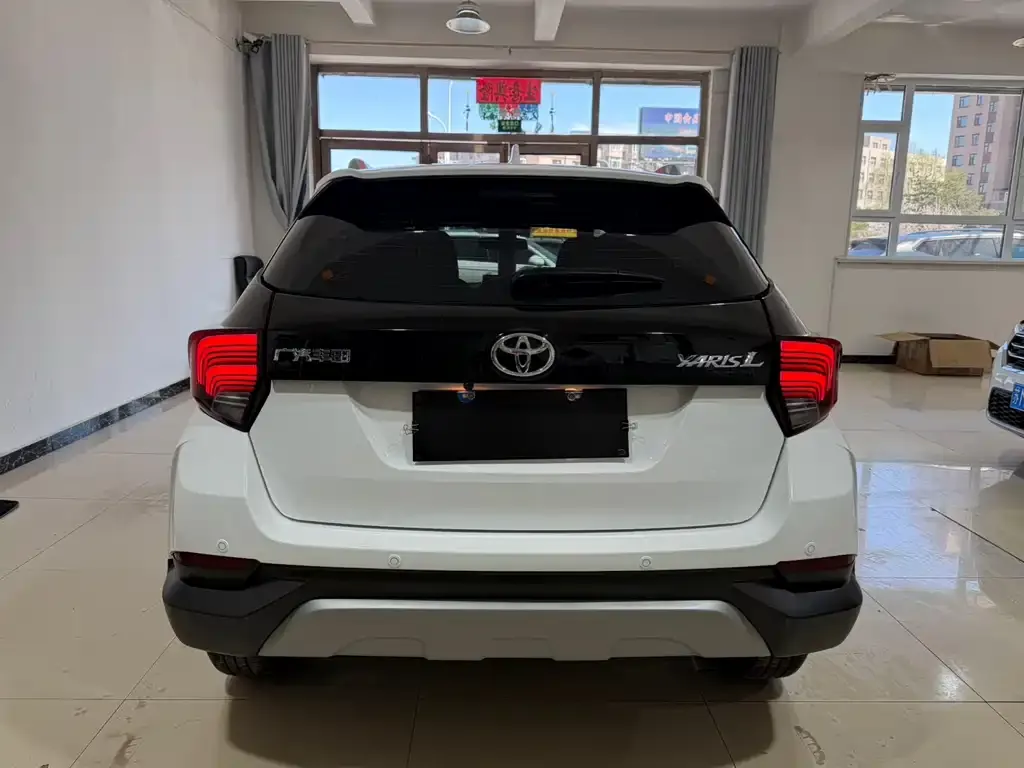 Toyota Yaris L — фото 4