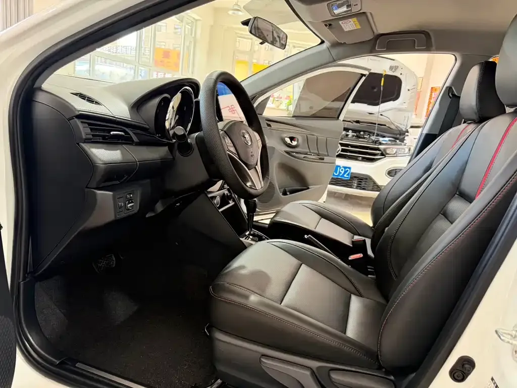 Toyota Yaris L — фото 10