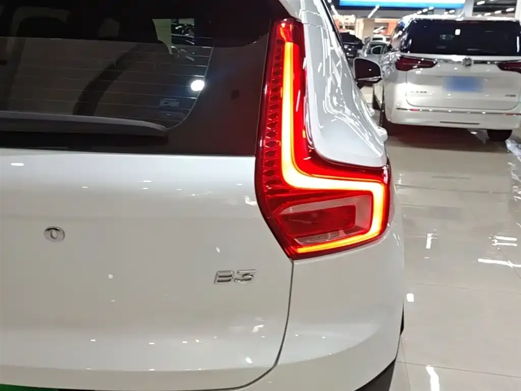 Volvo XC40 — фото 10