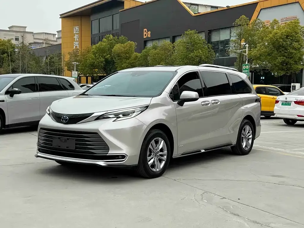 Toyota Sienna — фото 1