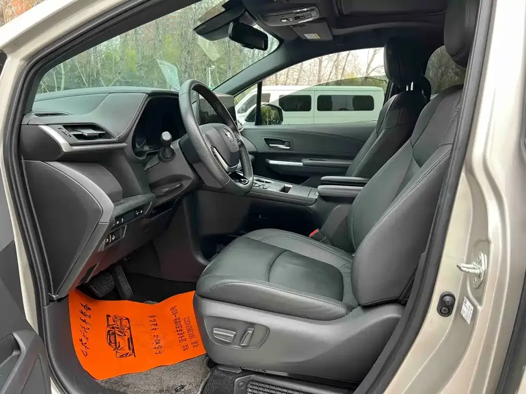 Toyota Sienna — фото 10