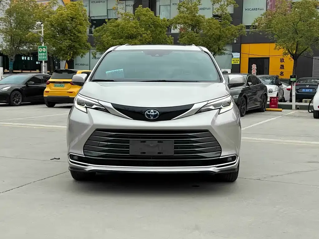 Toyota Sienna — фото 3