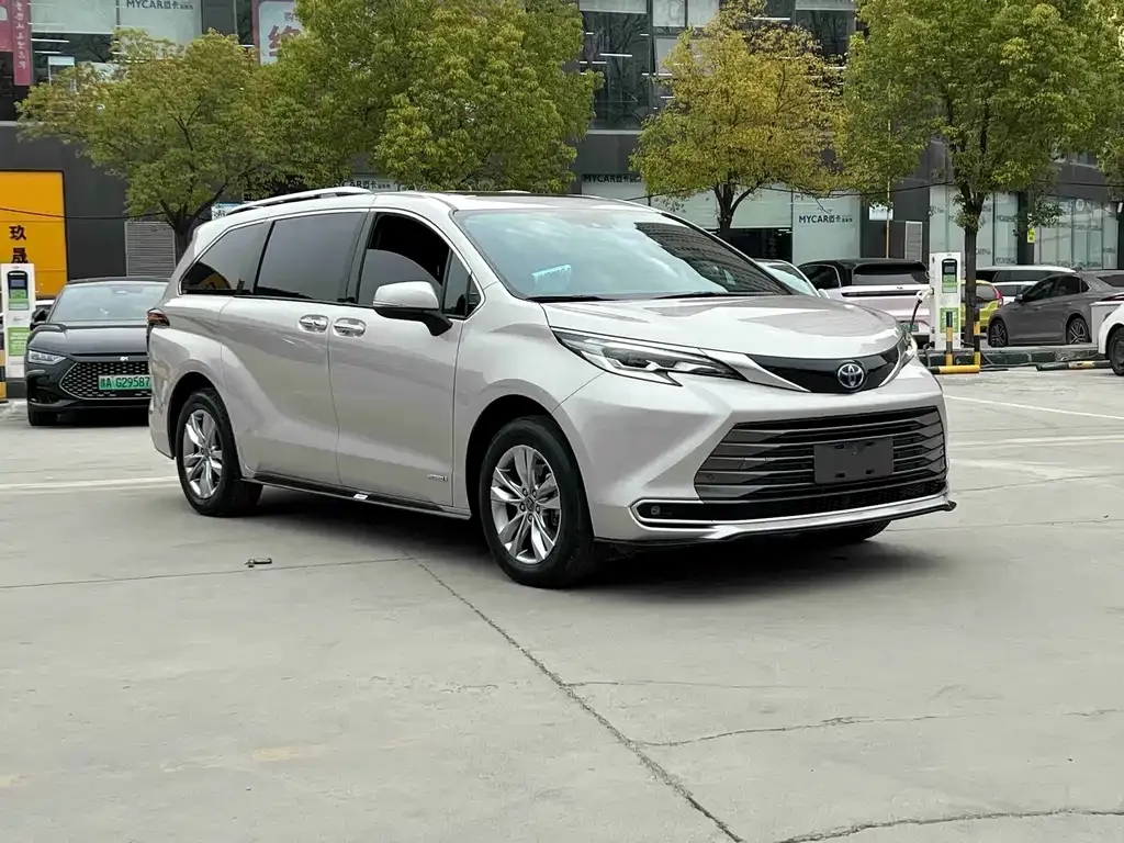 Toyota Sienna — фото 4
