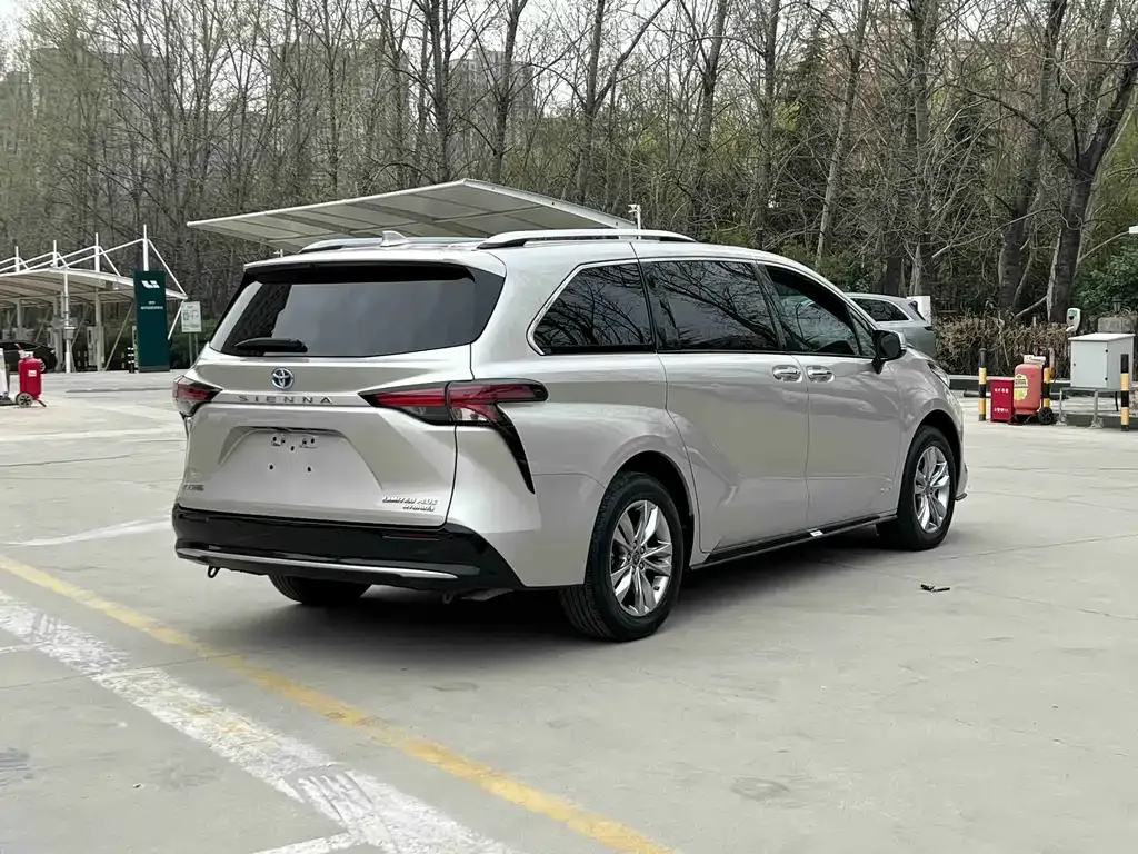 Toyota Sienna — фото 6