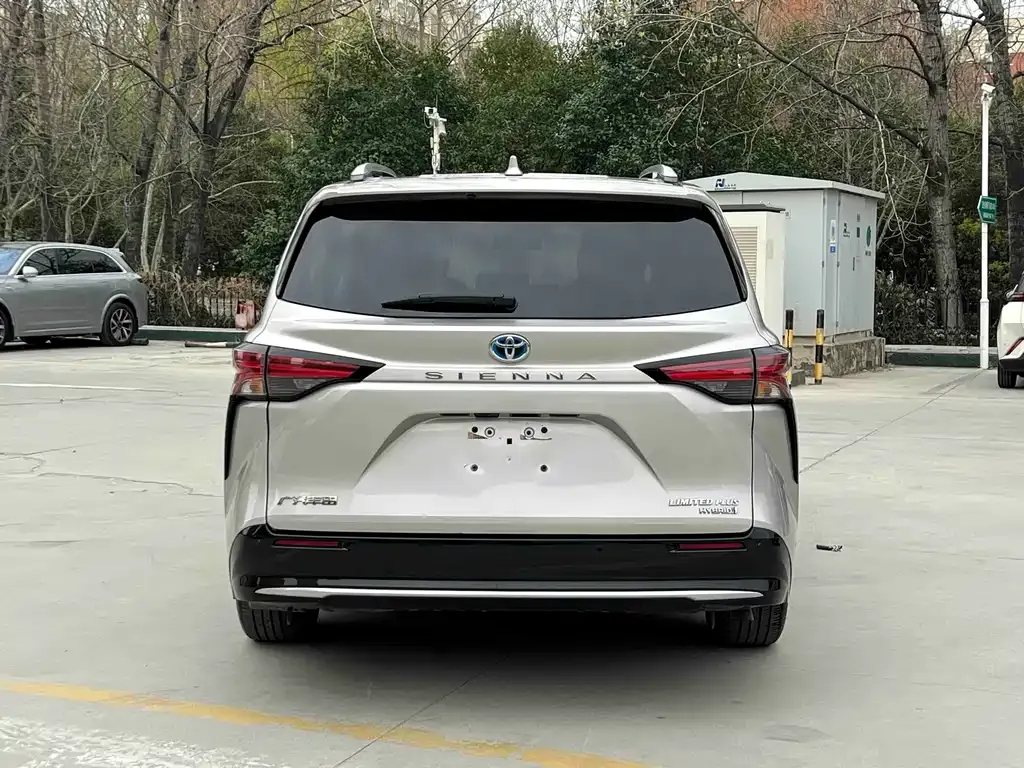 Toyota Sienna — фото 8