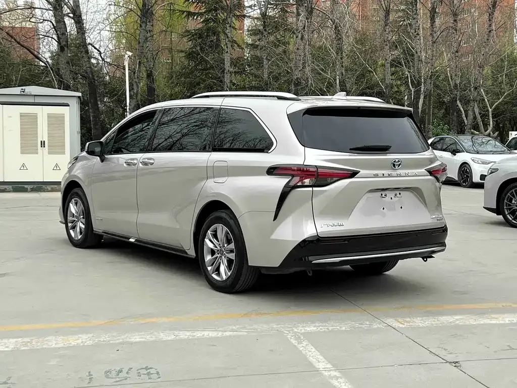 Toyota Sienna — фото 9