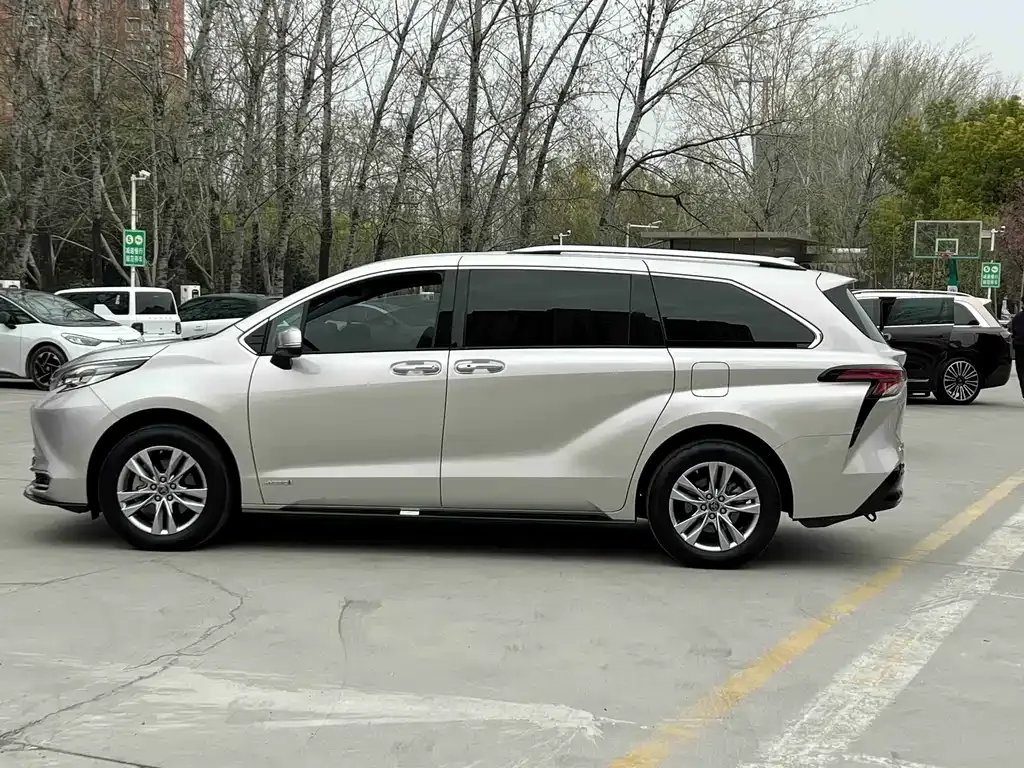Toyota Sienna — фото 7