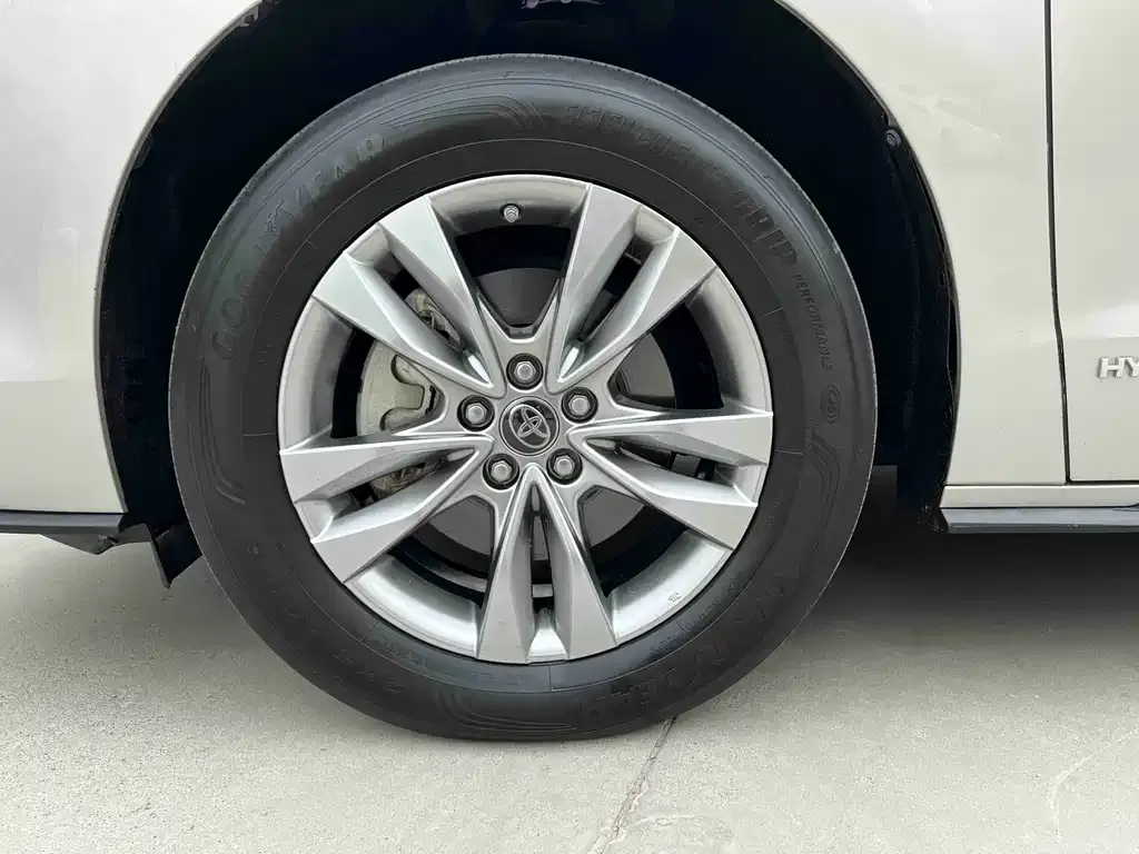 Toyota Sienna — фото 2