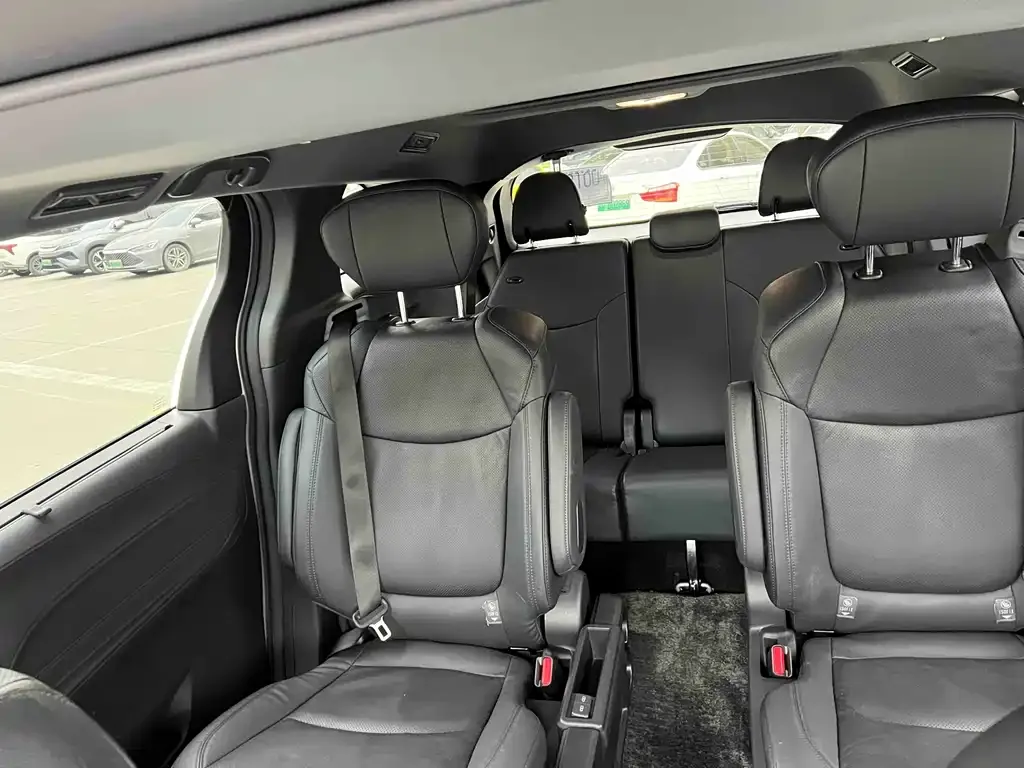Toyota Sienna — фото 5