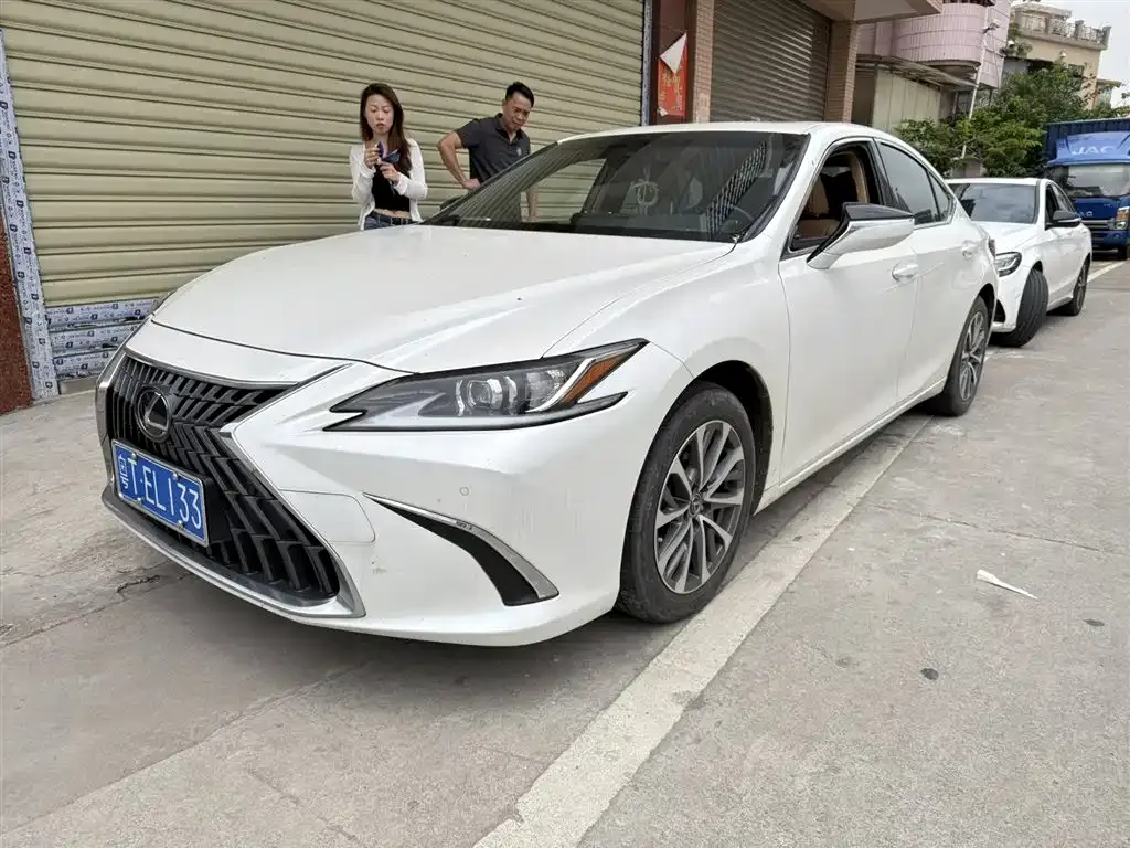 Lexus ES — фото 1