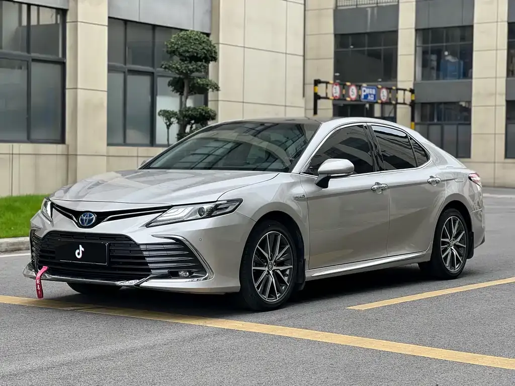 Toyota Camry — фото 1