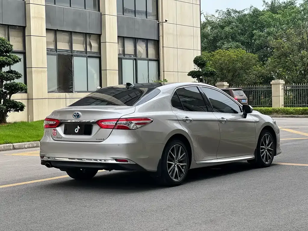 Toyota Camry — фото 9