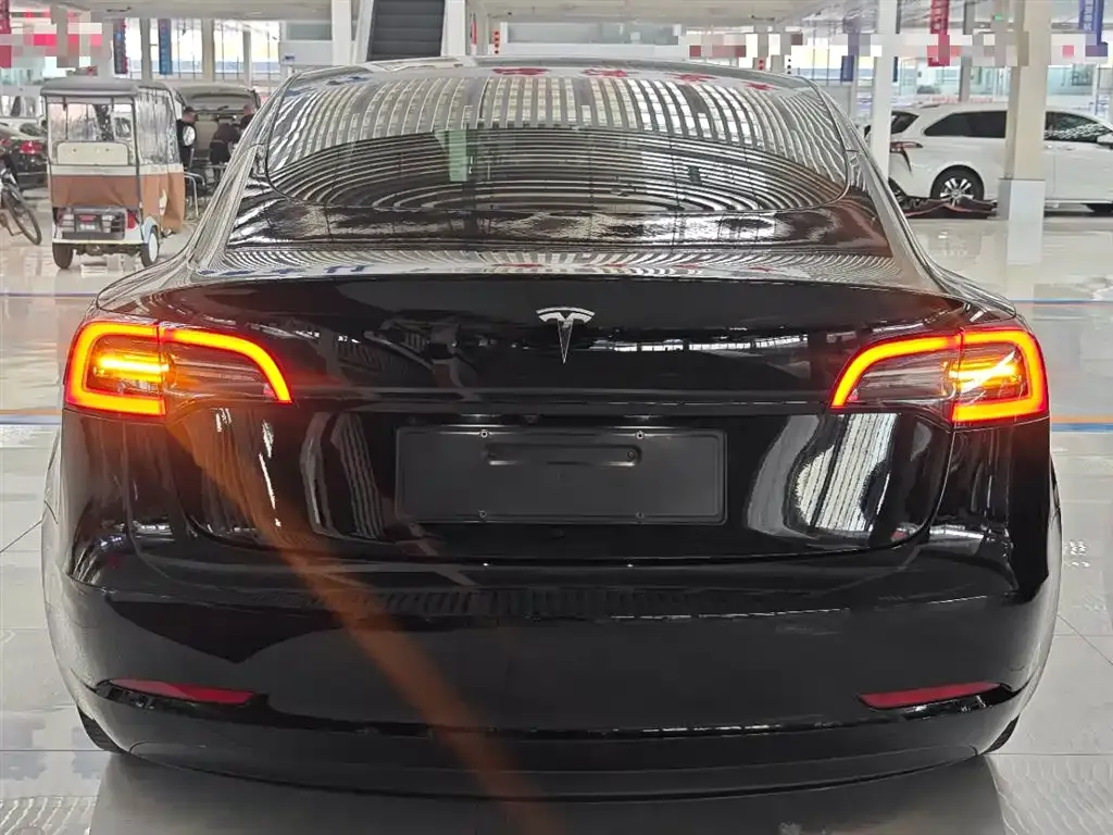 Tesla Model 3 — фото 9