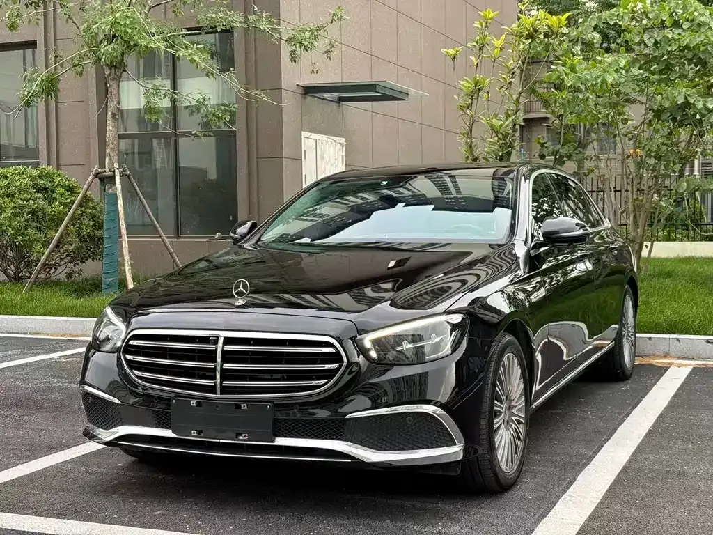 Mercedes-Benz E-Class — фото 1